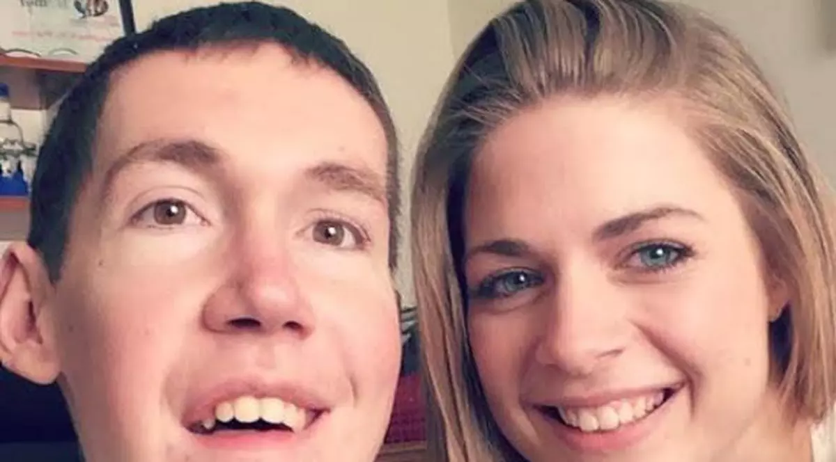 UN TÂNĂR CU DIZABILITĂȚI are o IUBITĂ de-ți CAD PLOMBELE! CE ÎL ÎNTREABĂ TOATĂ LUMEA și care E RĂSPUNSUL LUI ULUITOR!