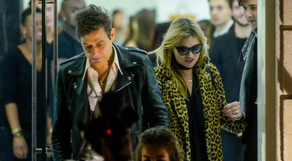 Kate Moss s-a luat la BĂTAIE cu un fotograf în PLINĂ STRADĂ