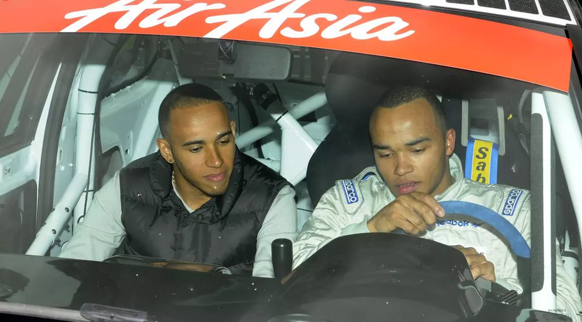 Fratele lui Lewis Hamilton suferă de paralizie cerebrală