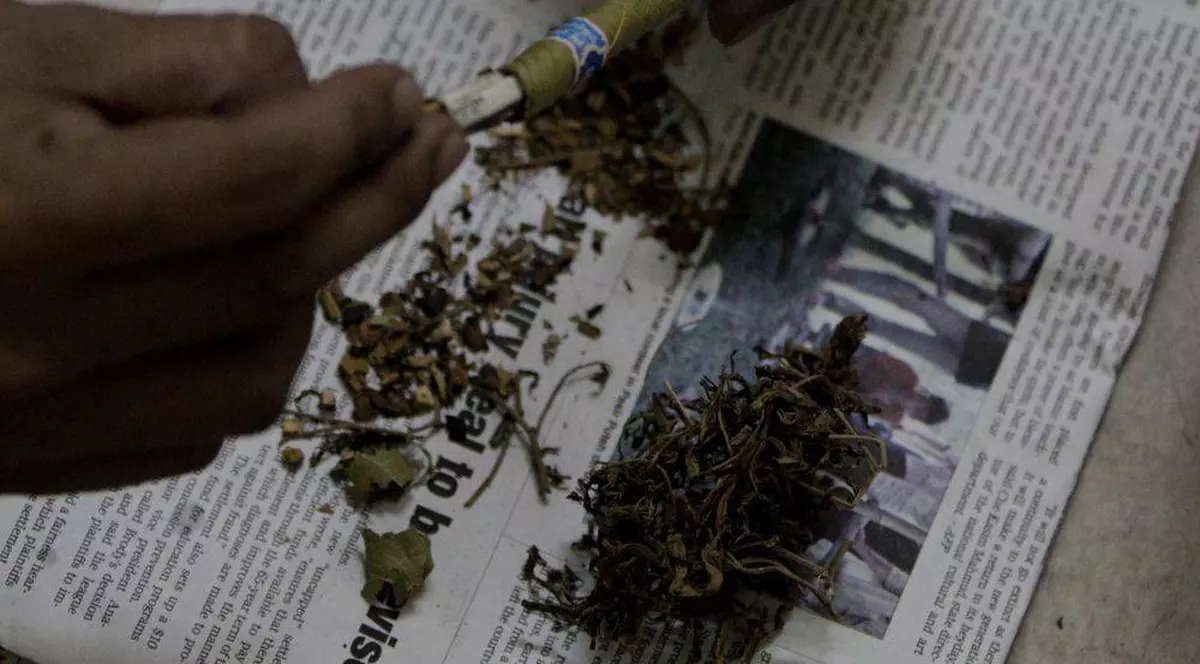 Traficanții nu se lasă ușor. În cutii, tutun de narghilea, în acte săruri de baie