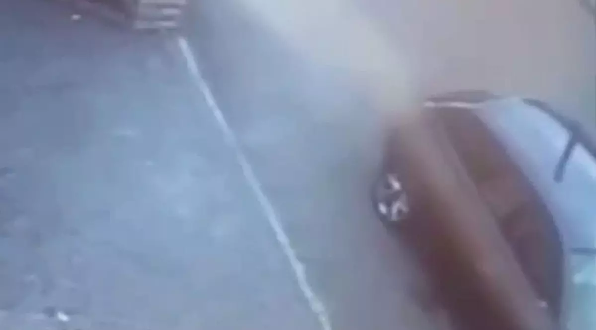 A fost şocat când a văzut cine i-a zgâriat maşina chiar în faţa casei! Vandalul a fost filmat de o cameră de supraveghere | VIDEO