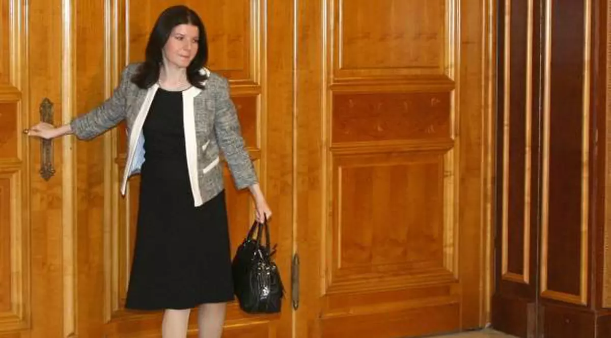 INCREDIBIL!Monica Ridzi e plimbată de mai bine de 20 de ore!Nu a ajuns încă la Jilava!