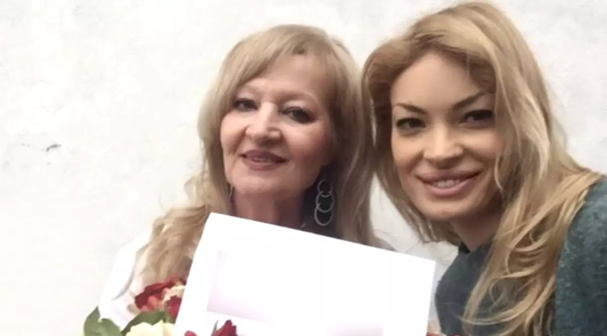 Cadou prețios de la Valentina Pelinel pentru mama ei