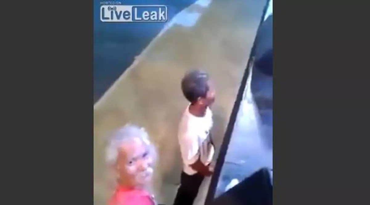 Ăsta e PERVERSIUNEA ÎNTRUCHIPATĂ! Un BĂRBAT se MASTURBEAZĂ în fața scenei la un CONCERT! | VIDEO 18+