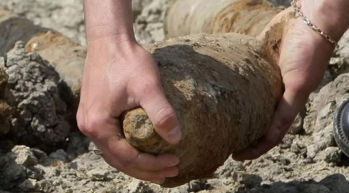 Era cât pe ce să dea un «tun» cu bombe adevărate