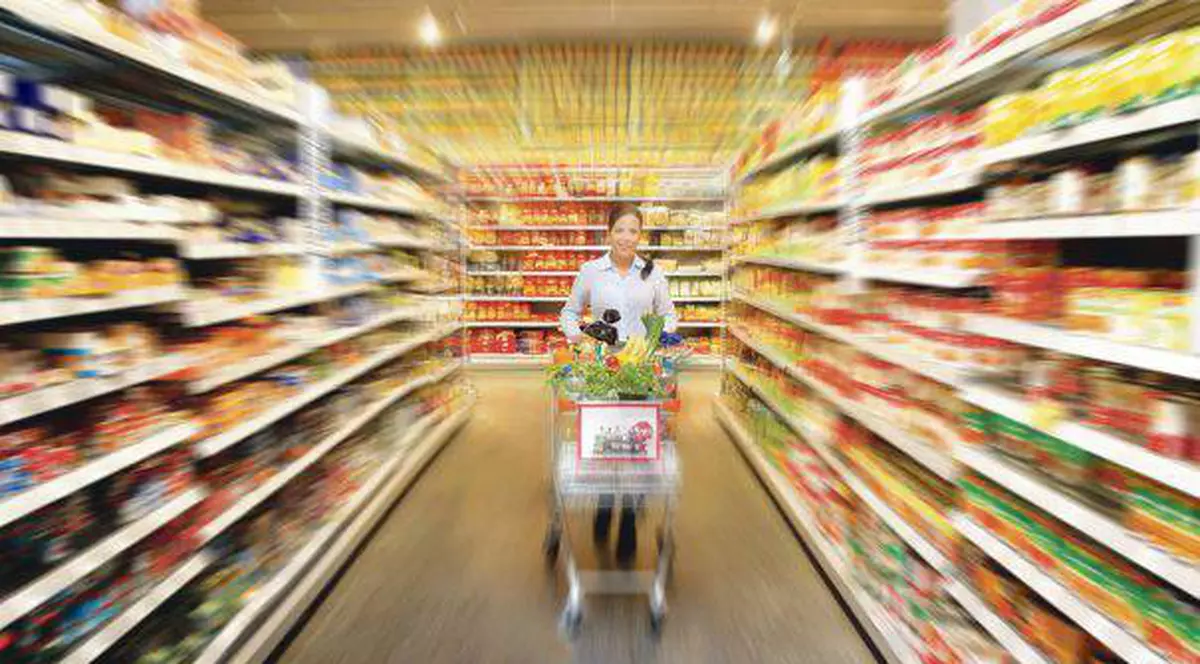 Cele mai mari scumpiri din 2017 au fost înregistrate la citrice și biletele de avion, potrivit INS. Femeie la cumpărături într-un supermarket