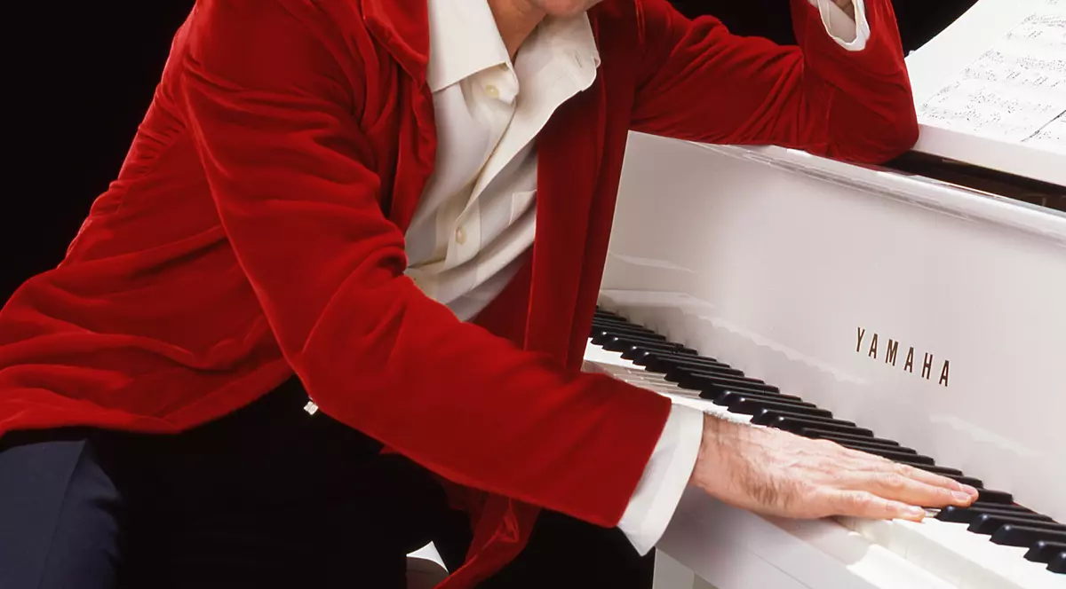 Cel mai cunoscut pianist al planetei, Richard Clayderman își începe turneul aniversar în România. Cântă fără onorariu