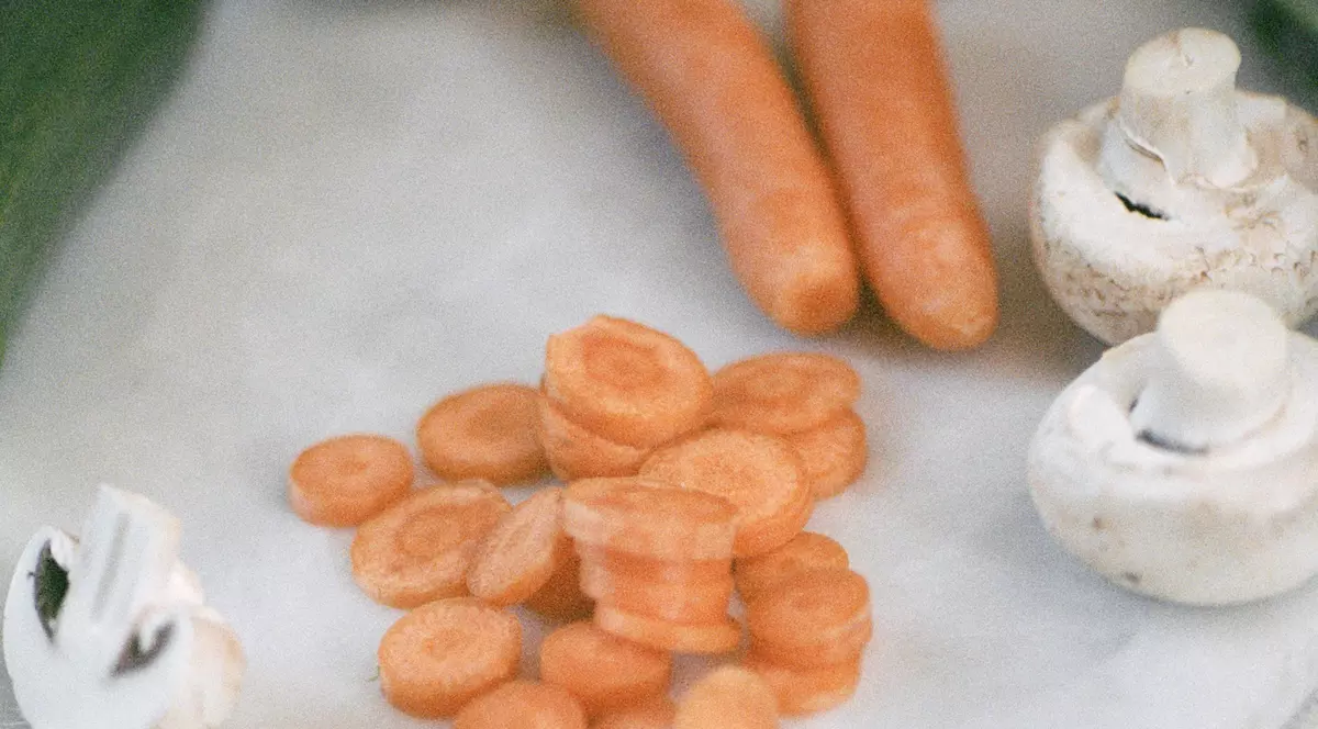 Nu este SĂNĂTOS să MĂNÂNCI CRUDE ROȘIA ȘI MORCOVUL! AFLĂ MOTIVUL!