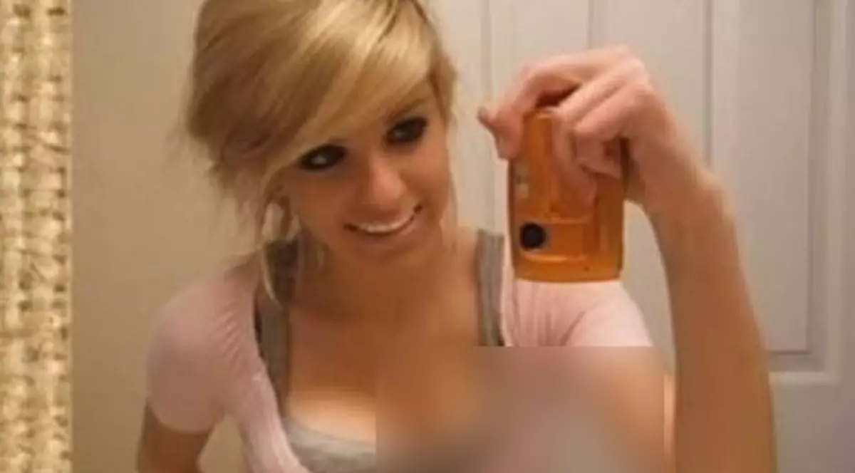 Sânul care te intrigă! Ce poză și-a postat o blondă pe internet