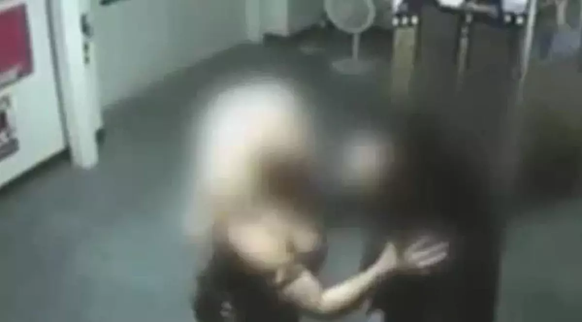 Au făcut sex în public, la o expoziţie dedicată filmului ”Fifty Shades Of Grey” | VIDEO