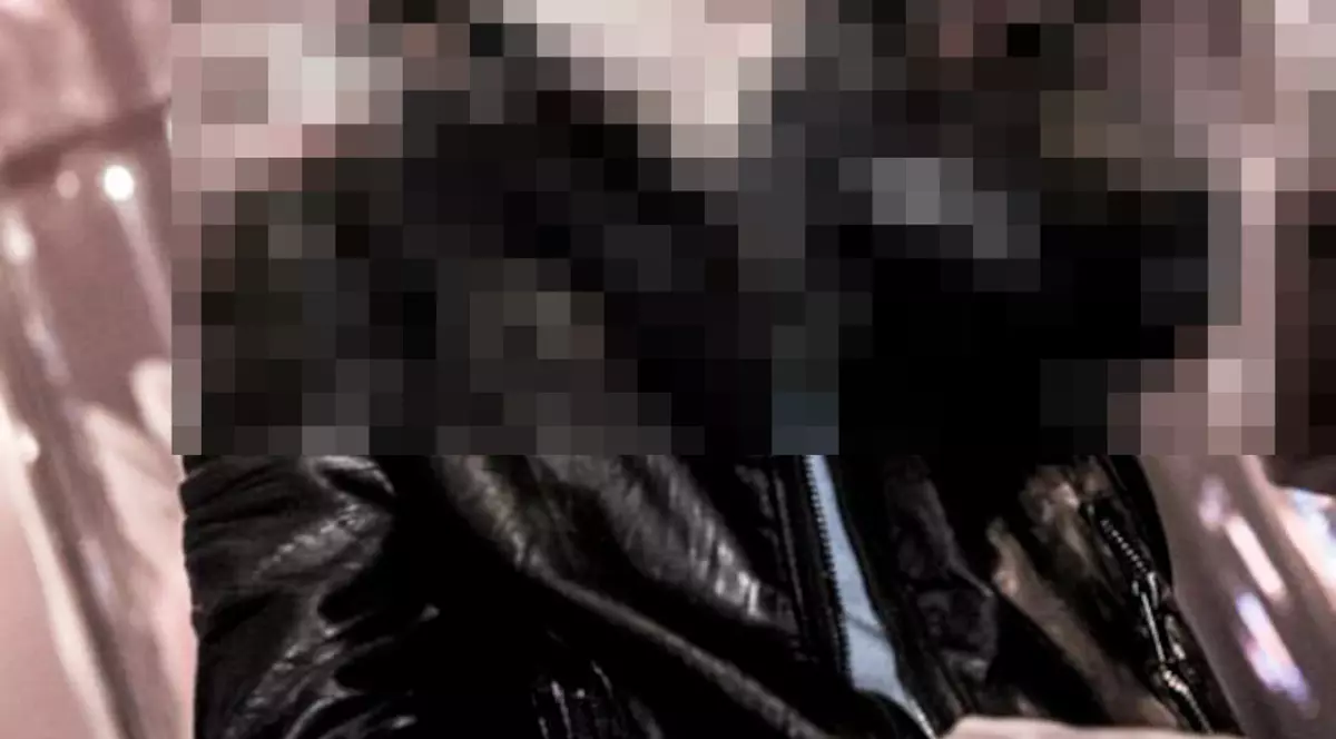 INCREDIBIL! Unul dintre cei mai tari CÂNTĂREŢI ai momentului a urcat pe scenă CU STICLA ÎN MÂNĂ