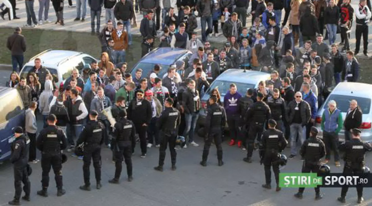 Scandal la Cluj! Suporterii Universității și-au amenințat jucătorii! / VIDEO