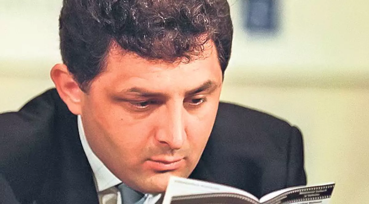 EXCLUSIV | Povestea NECOAFATĂ a vieţii lui Vanghelie. Cum a ajuns băieţaş de Bucureşti să facă şpăgi de milioane de euro