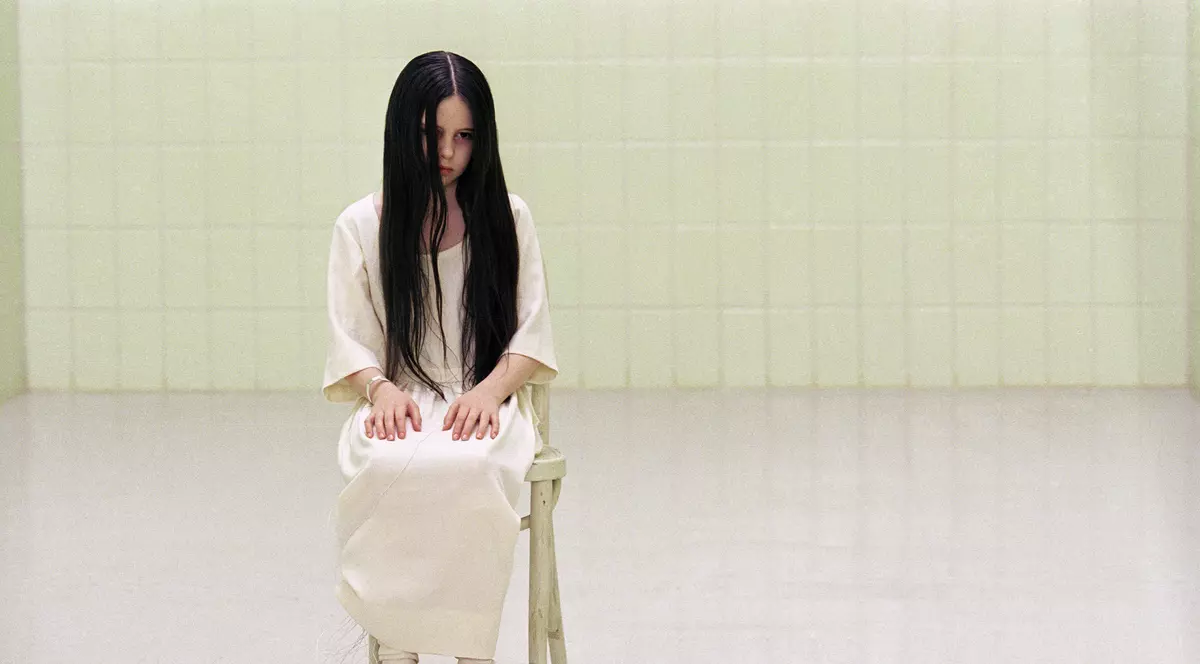 Vă mai aduceți aminte de fetița din horror-ul The Ring? S-a transformat într-o bombă sexy!