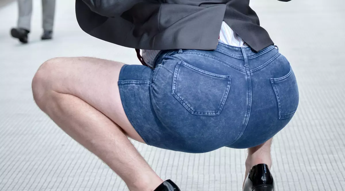 Talentul secret al acestui bărbat! VEZI CE FACE CU FUNDUL! FOTO&VIDEO