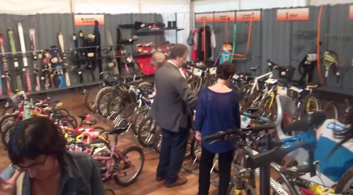 TROCUL, la modă printre pasionații de sport. SCHIMBURI AVANTAJOASE la târgul de articole sportive second hand