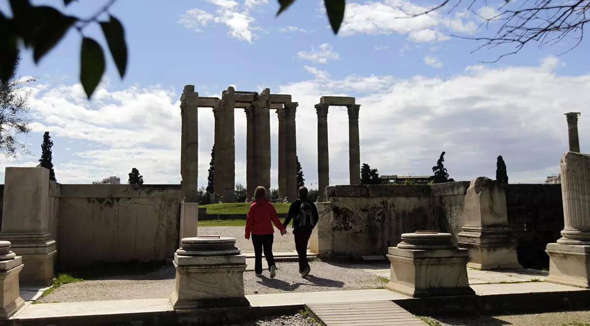 Doi turişti germani au plătit partea ce le revine din datoria de război a Germaniei faţă de Grecia