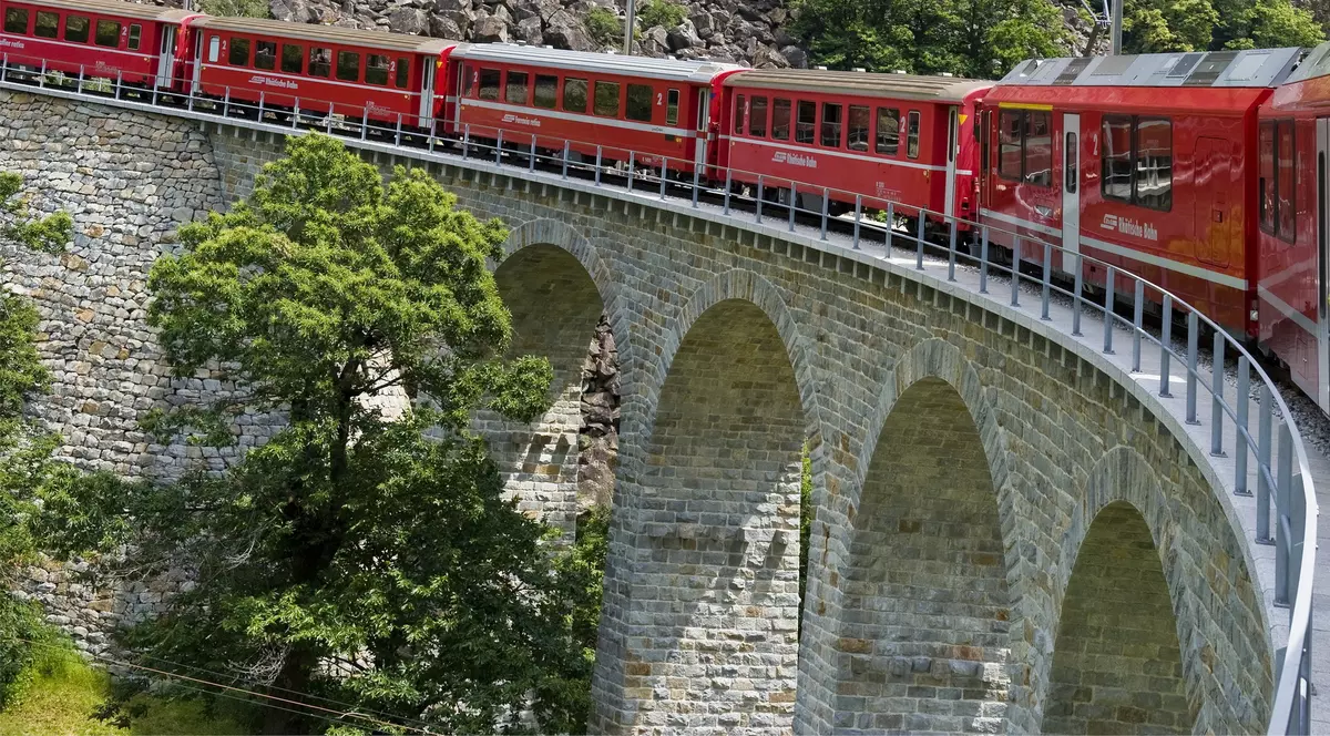 Un român a murit în Italia, după ce a căzut în gol cu buldozerul, de la 80 de metri