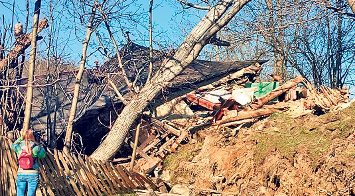 Prăpăd! Terenurile au început să «fugă», meteorologii anunţă două zile cu ploi şi vânt