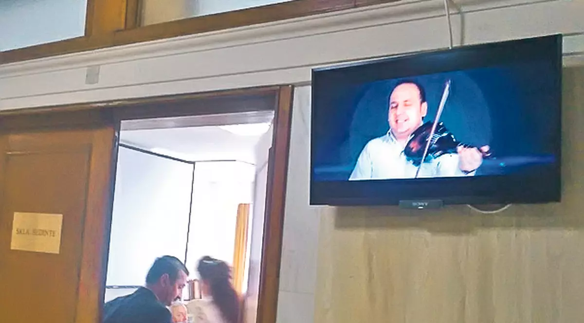 Guță cântă în Parlament