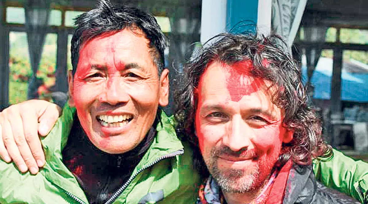 Vrea să reclădească satul lui Lama! Un scriitor român a trăit cutremurul din Nepal, iar acum încearcă să ajute