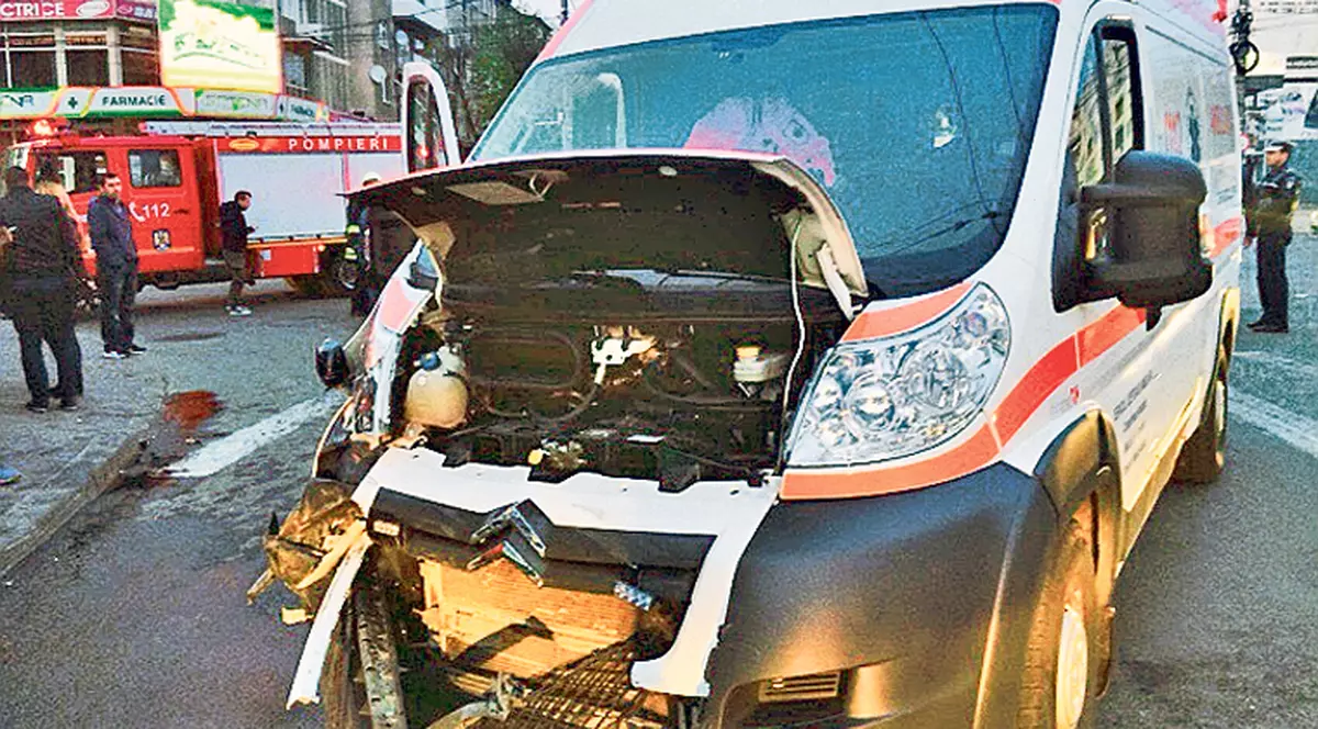 Loviți de ambulanță după ce au plecat de la spital