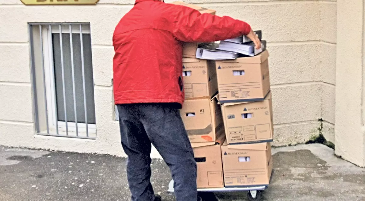 Judecători, poliţişti şi procurori, implicaţi în afaceri ilegale cu locuinţe