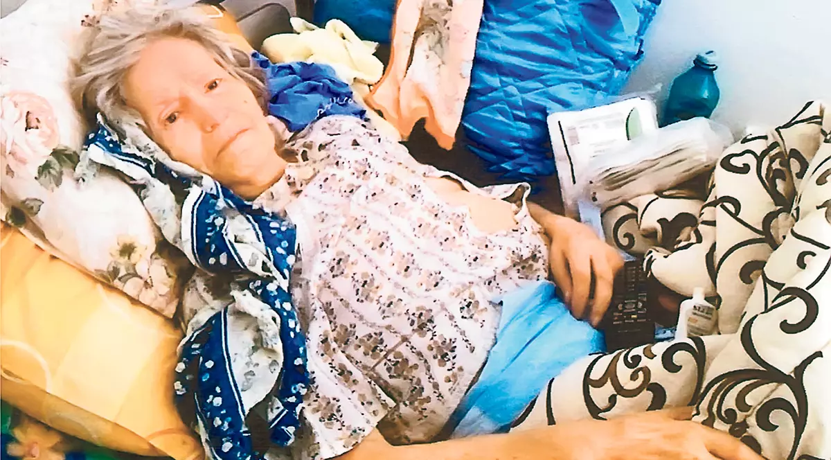 De doi ani nu s-a mișcat din pat! La 66 de ani, o femeie din Bacău e «prizonieră» într-un cămin de bătrâni