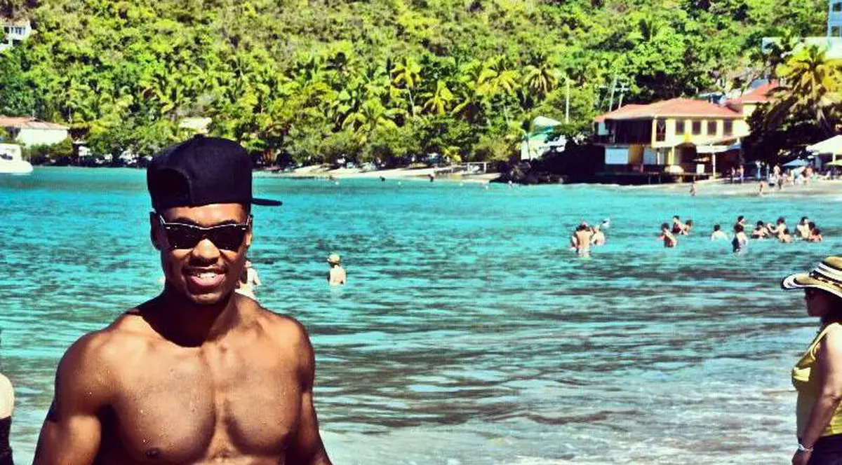 Un afro-american cântă din repertoriul lui Adrian Minune