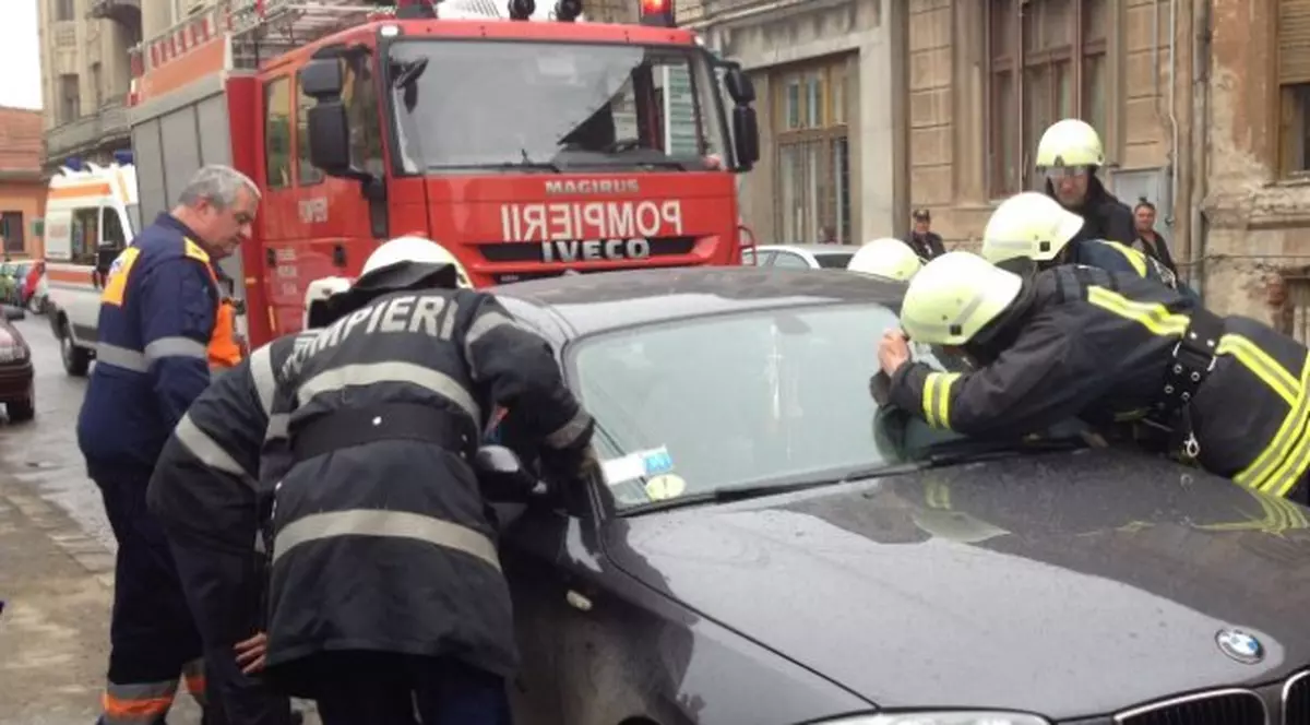 Caz inedit în Lugoj! O bătrână, blocată în maşină pentru că nu ştia să deschidă portiera VIDEO