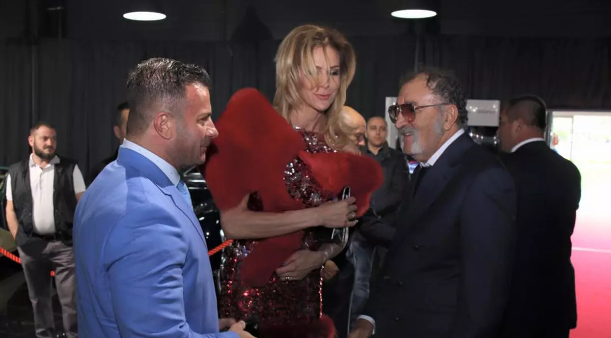 Roxana Ciuhulescu s-a îmbrăcat de la Bote, ca să prezinte colecția lui Țiriac | FOTO