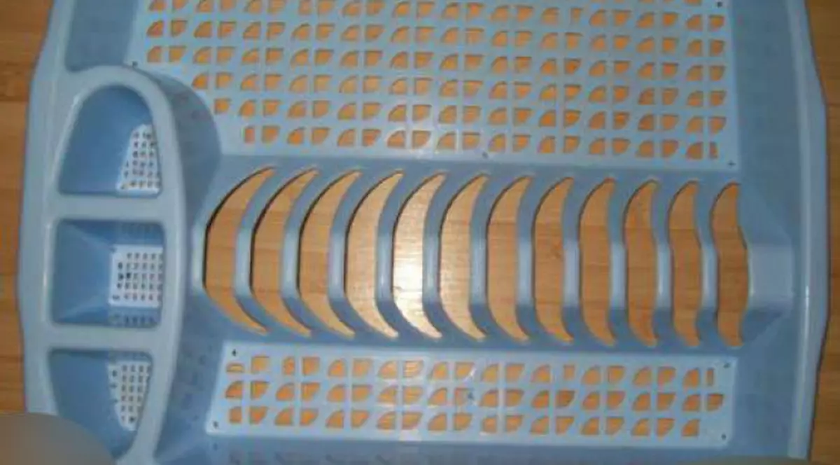 Cum cureţi scurgătorul de vase şi cum îl dezinfectezi