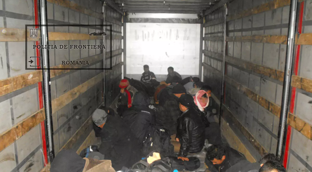 Zeci de IRAKIENI fugari, ASCUNȘI printre ȚEVI