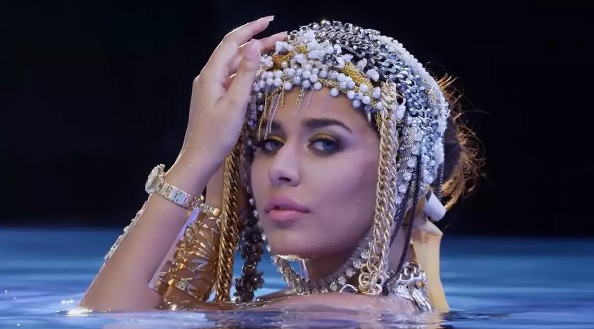 Un supermodel a ajuns la închisoare! Prinsă la aeroport cu o valiză plină cu bani 