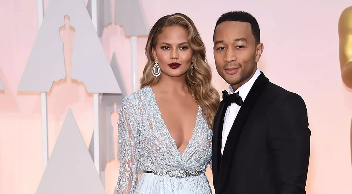 Supermodelul Chrissy Teigen, soția lui John Legend, s-a pozat cu un pahar de gheață între picioare. Dar altceva i-a ȘOCAT pe fani | FOTO
