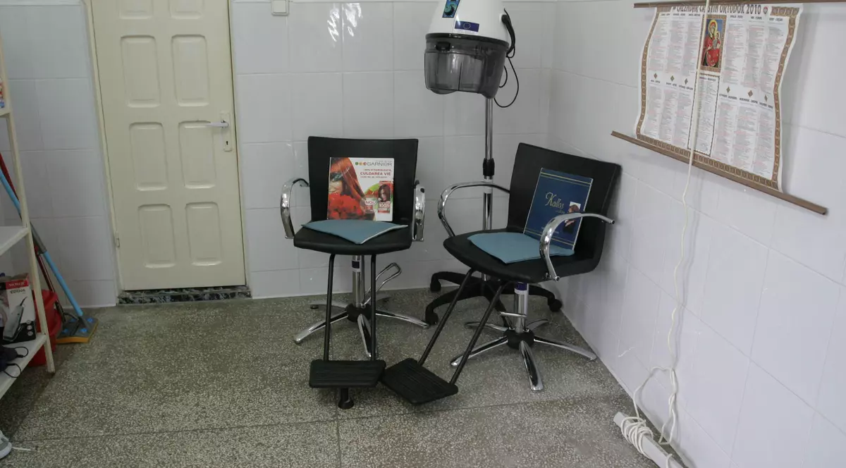 FOTOGRAFII EXCLUSIVE! Elena Udrea va avea coafor la pușcărie! Ce alte beneficii îi vor face viața frumoasă după gratii celebrei blonde