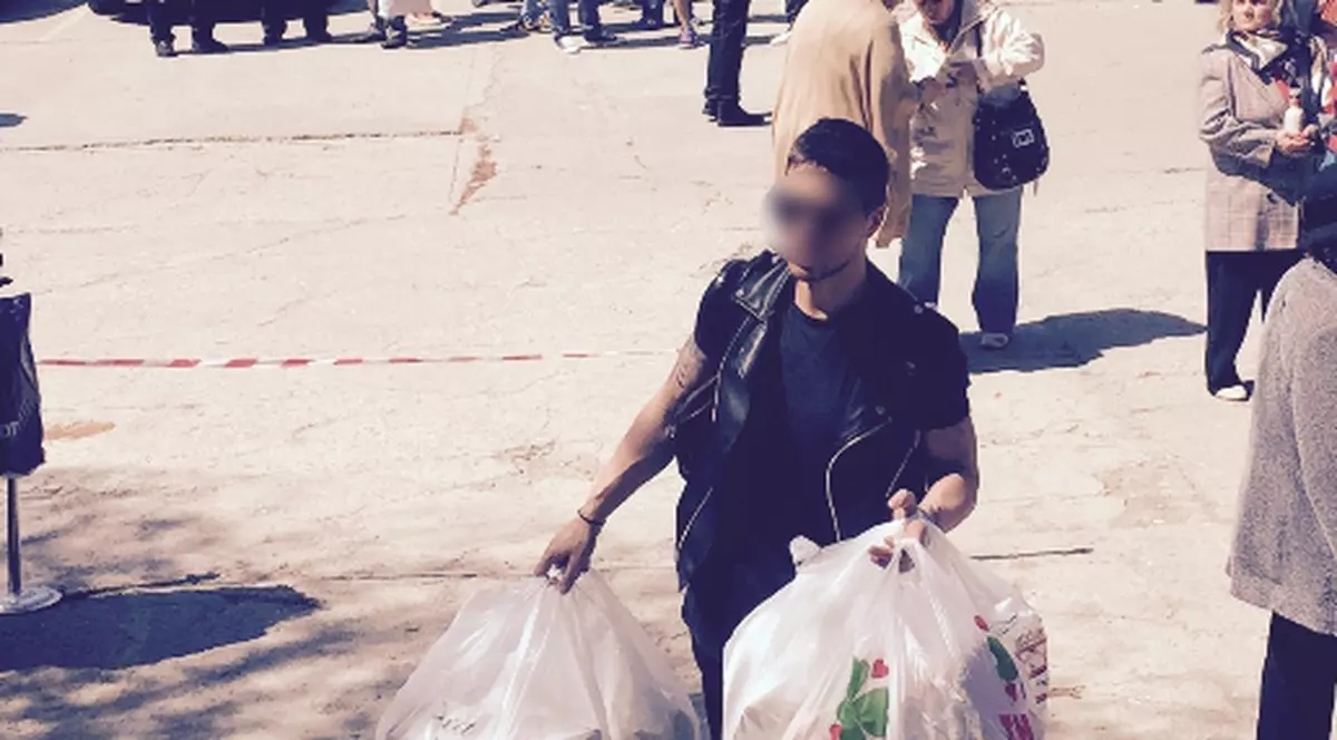 Jorge a fost bun de cinste! A obosit cărând plase cu mâncare şi băutură pentru colegi