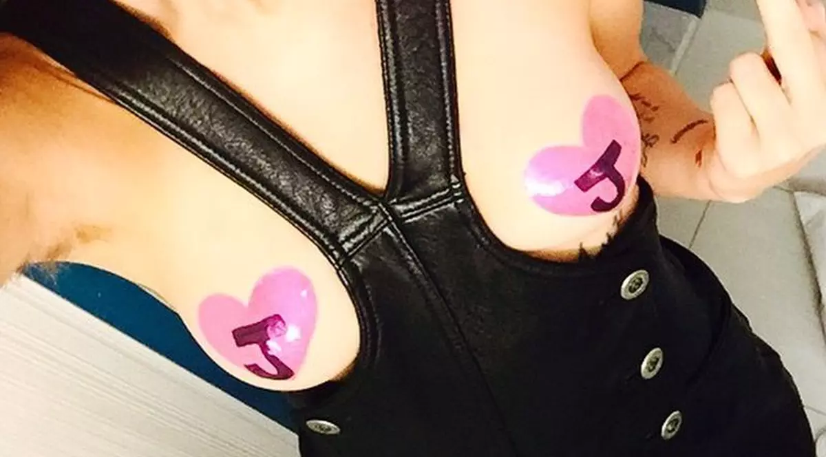 Nu ai mai văzut-o niciodată aşa! Miley Cyrus, fotografie bizară în sânii goi