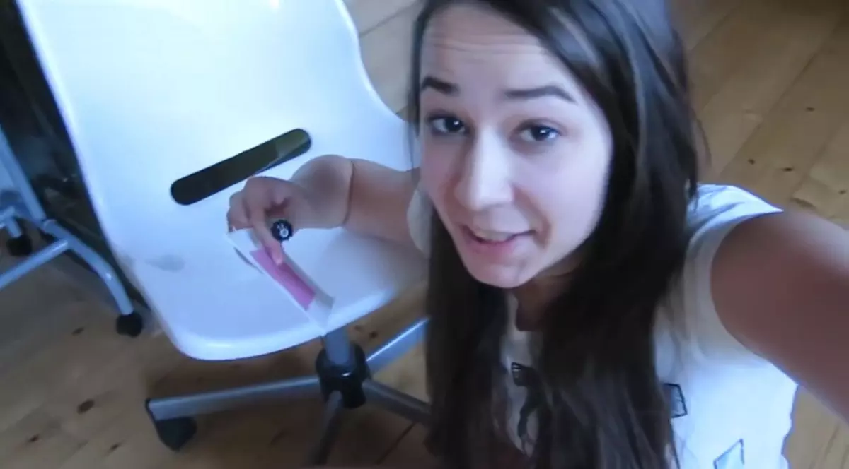 Mori de râs!Farsa extrem de dureroasă pe care o tânără din Cehia i-a facut-o iubitului ei de ziua lui! I-a lipit organele genitale de un scaun! VIDEO