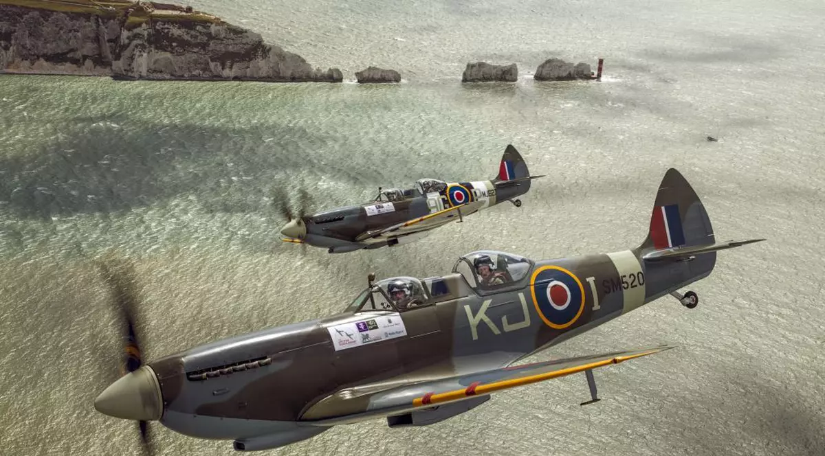 SPECTACULOS! Prințul Harry, acrobații cu un avion din al Doilea Război Mondial | VIDEO 