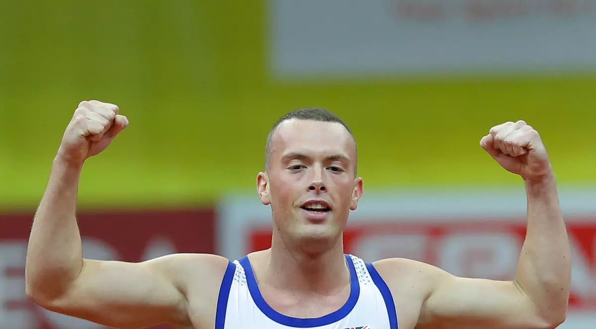 Fotbalistul Hector Bellerin, mai rapid decât Bolt? Un sprinter pariază 41.000 de euro că nu! / VIDEO