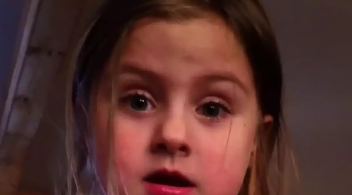 Te prăpădești de râs! O fetiţă supărată foc îi spune mamei sale că nu o mai iubeşte şi e hotărâtă să plece de acasă | VIDEO