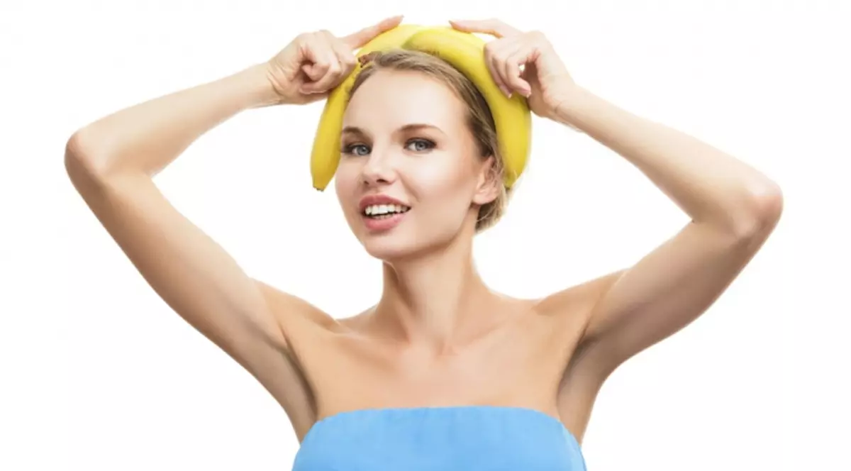 CUM SĂ-ŢI FACI SINGURĂ UN TRATAMENT CU BANANE, PENTRU VÂRFURILE DESPICATE