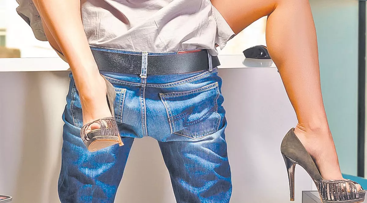 Adela vă sfătuieşte în SEX şi IUBIRE: «Îmi înşel soţul cu un coleg de serviciu»