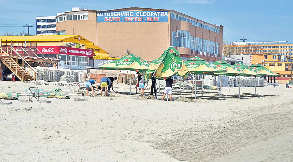 Haideți, băieți, că vin turiștii! În ciuda eforturilor, curăţenia de 1 Mai pe Litoral va fi gata la limită