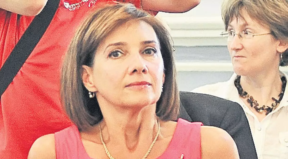 CARMEN IOHANNIS, băgată-n boale de NIŞTE OLTENI AFUMAŢI | EXCLUSIV