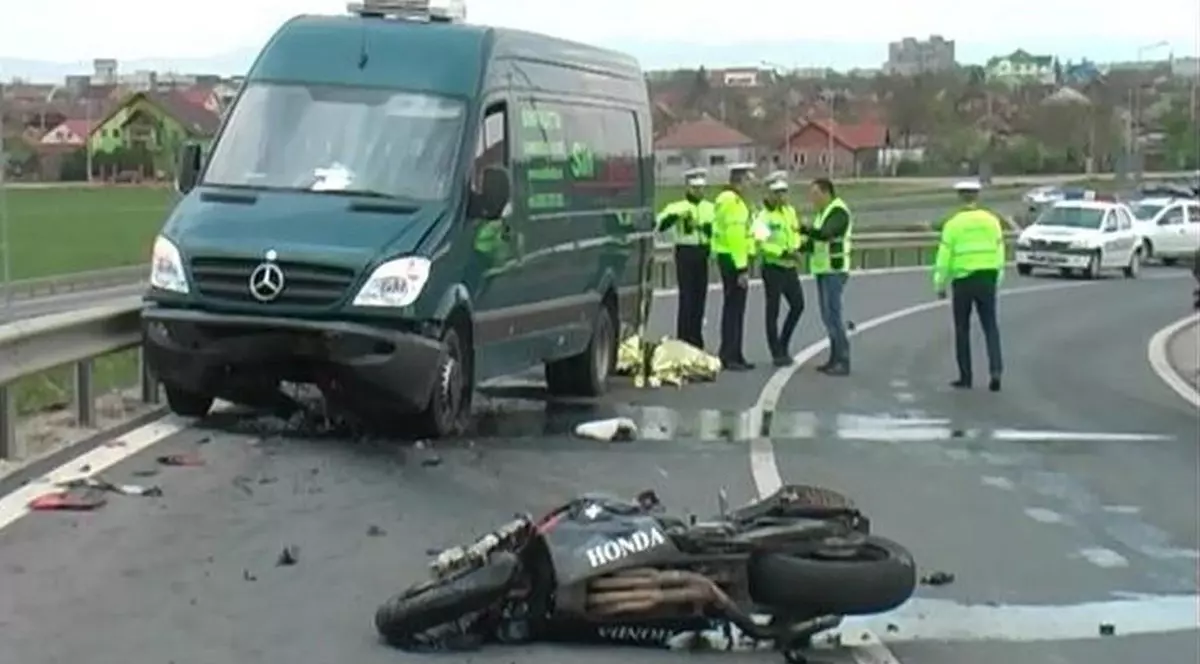 Tragedie la Arad! A murit după ce s-a izbit cu motocicleta de un microbuz