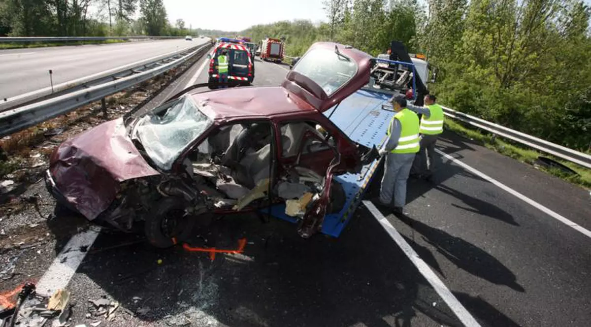 Tragedie pe stradă! Fotbalist mort sub mașina contorsionată!