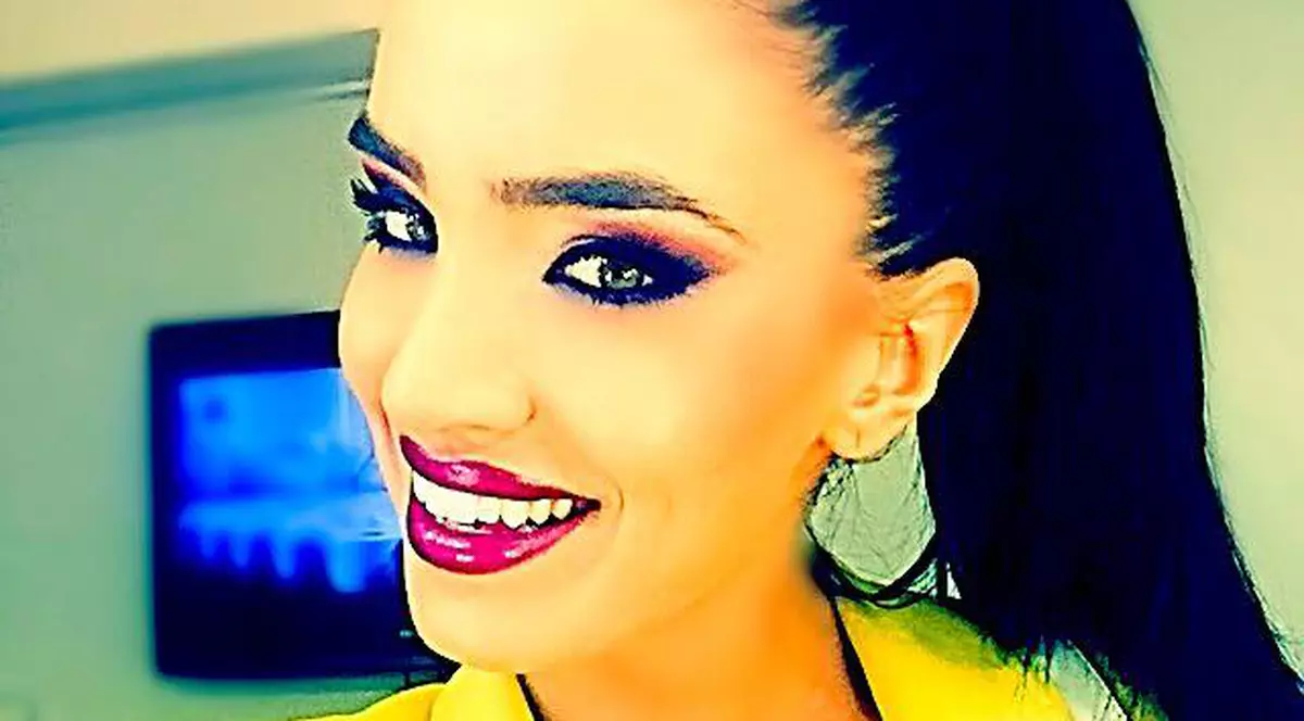 Imagini de colecție: Cum arăta Adelina Pestrițu în uniformă de școlăriță | FOTO