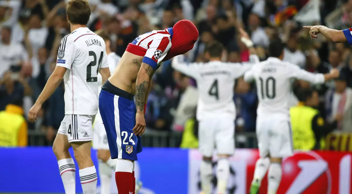 Imaginea suferinței pe ”Santiago Bernabeu”! Jose Maria Gimenez și-a ascuns fața în tricou, după ce Real a eliminat-o pe Atletico în sferturile de finală ale Ligii Campionilor / GALERIE FOTO